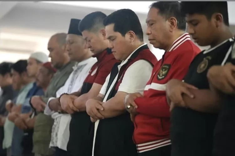 Gembira dan euforia kemenangan Timnas U22 tak melupakan ibadah. Saat shalat Jumat, tunduk dan sujud pun dilakukan Ketua Umum PSSI Erick Tohir. (tangkapan layar instagram @ericktohir)