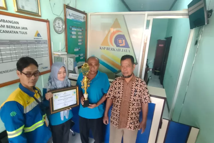 Pengurus KSP Berkah Jaya Desa Ponowareng menunjukan prestasi yang diraihnya.  (Muslihun/Kontributor Batang)