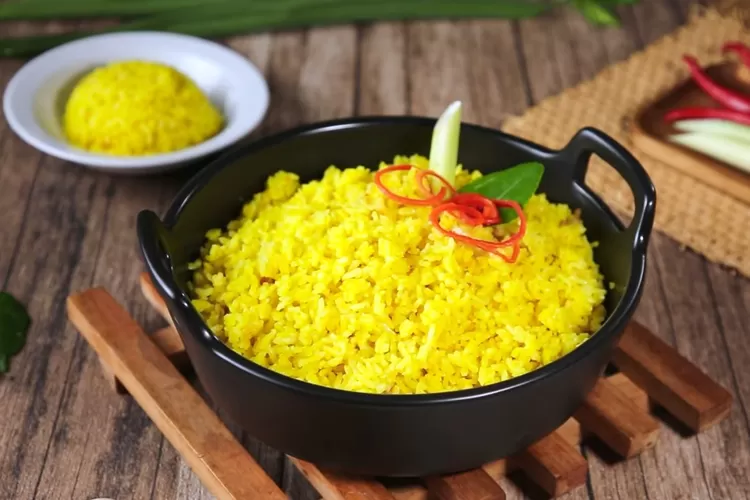 Menu nasi kuning harum gurih ala Chef Martin Praja. (YouTube Indonesian Simple)