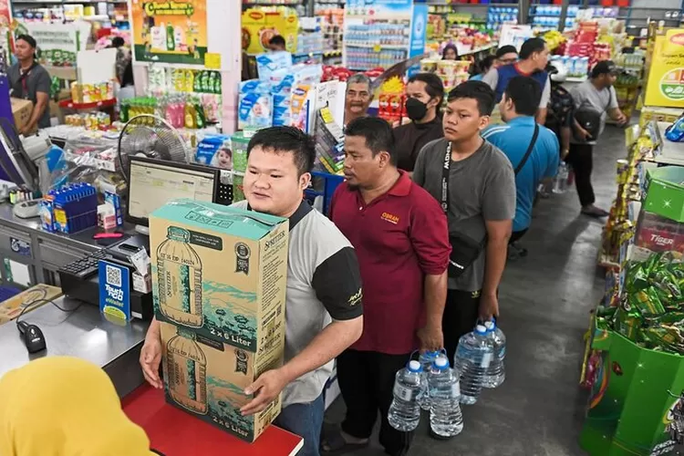Warga Malaysia menyerbu supermarket untuk membeli air mineral.  (STRINGER/K.GANESON)