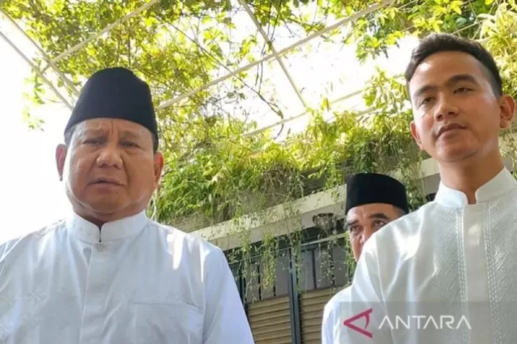 Wali Kota Surakarta Gibran Rakabuming Raka (kanan) bersama Ketua Umum Partai Gerindra Prabowo Subianto (kiri) saat bertemu di Solo, beberapa waktu lalu.  (ANTARA/Aris Wasita)