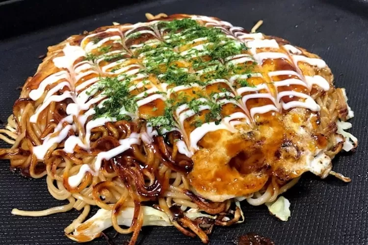 Ilustrasi Okonomiyaki, makanan khas Jepang mirip martabak telur (cookpad.com)