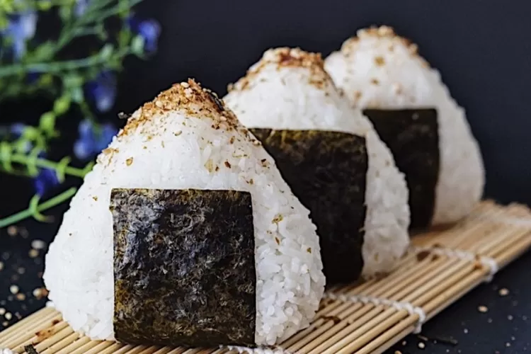 Onigiri makanan khas Jepang untuk ide bekal sekolah (pinterest.com)