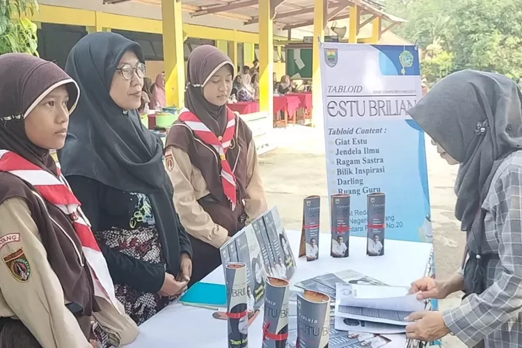 Sejumlah pelajar SMPN 7 membaca tabloid Online Estu Berlian karya tulis-menulis teman - temanya (Muslihun)