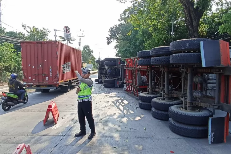 Kondisi truk kontainer bermuatan gulungan kertas yag terguling di Jalan Pemuda depan Mapolres Kendal Minggu 21 Mei 2023. (Edi Prayitno)