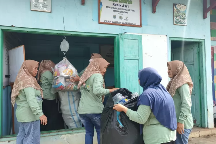 Warga sedang menimbang sampah yang telah dikumpulkan untuk disetor ke Bank Sampah Resik Asri (Muslihun)