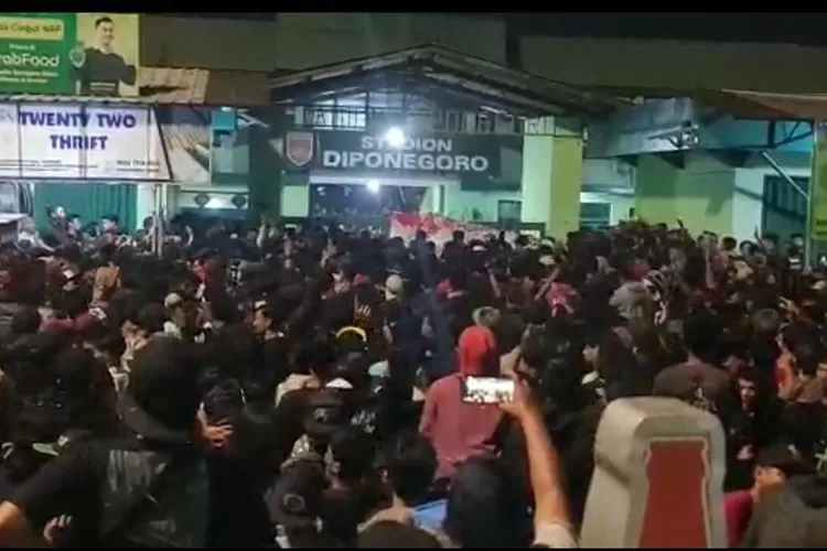 Penonton yang tidak bisa masuk membuat konser Slank di Semarang ricuh.  (Istimewa)