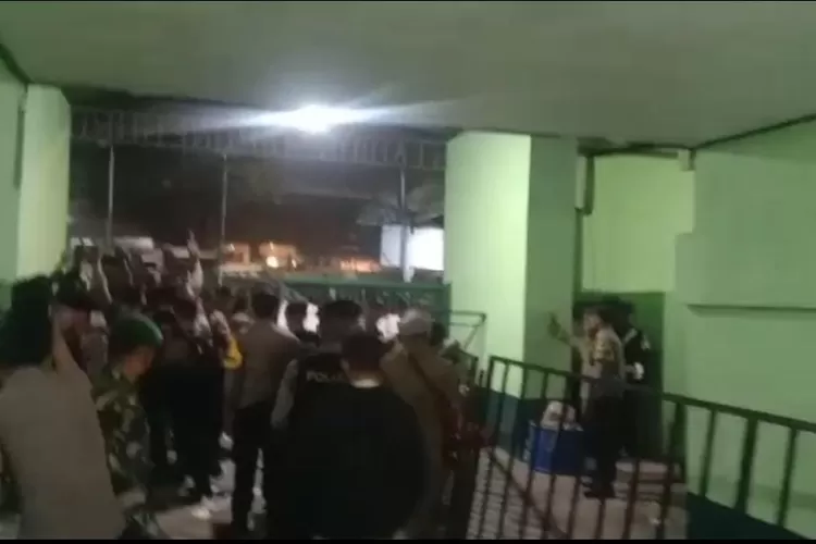 Petugas keamanan bentrok dengan para penonton Slank di Semarang yang berlangsung ricuh. (Istimewa)