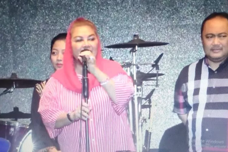 Wali Kota Semarang Hevearita Gunaryanti Rahayu saat berupaya meredam konser Slank di Semarang yang ricuh (Istimewa)