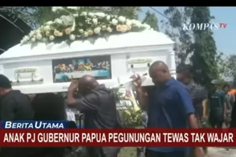 ABK, putri Pj Gubernur papua Pegunungan , Nikaolaus Kondomo yang ditemukan tewas tak wajar, dikebumikan di pemakaman keluarga,di Grobogan. (tangkapan layar youtube @kompastv)