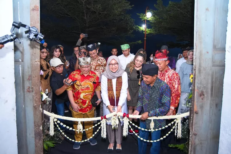 Artos Nusantara, even yang memamerkan 50 karya  lukis perupa nasional dan lokal tersebut dibuka oleh Bupati Banyuwangi Ipuk Fiestiandani.  Menparekraf Sandiaga Uno memberikan  sambutan secara virtual.  (Ramada Kusuma)