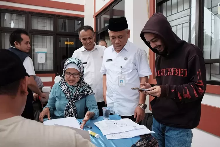 TINJAU : Camat Tapos, Abdul Mutolib meninjau pelaksanan penjarigan calon WUB tahun 2023 di Kantor Kecamatan Tapos, beberapa waktu lalu.