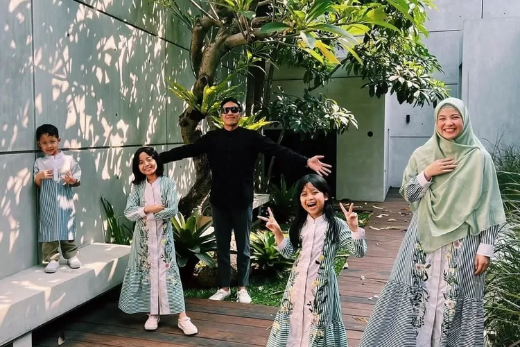 Diinfokan pisah ranjang sejak 2022, foto ini diunggah di akun instagram Natasha Rizky per April, saat Idul Fitri. Mungkin waktu itu, masih baik-baik saja ya.  (tangkapan layar instagram @natasharizkynew)