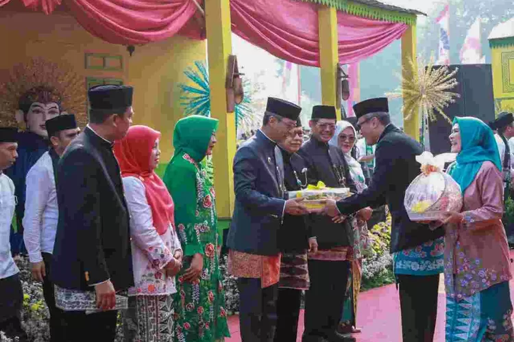 Pj Gubernur DKI Jakarta Heru Budi Hartono menerima hantaran, makanan khas Betawi  dari wali kota  pada  acara Hari Lebaran  Betawi, Minggu (21/5/2023).