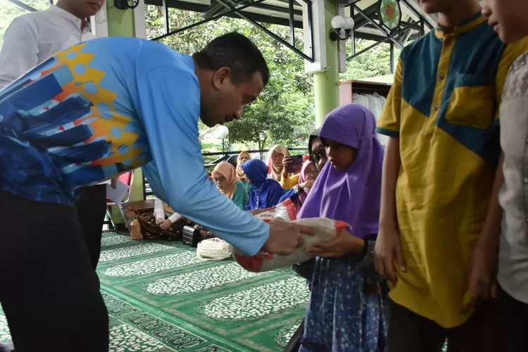 Walikota Jakarta Timur Muhammad Anwar memberi santunan untuk 40 anak yatim saat  bersafari ke Masjid Al Ittihad, Kelurahan Cibubur, Kecamatan Ciracas, Jumat (19/5/2023). Foto: Istimewa.