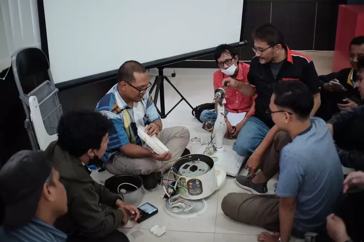 BERLATIH : Peserta pelatihan servis elektronik saat praktik memperbaiki rice cooker di Aula Balatkop, Kecamatan Sukmajaya, Senin (22/5). (ISTIMEWA)
