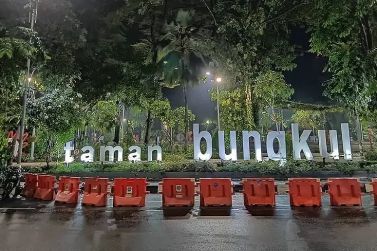 Lagi Jalan-Jalan Ke Surabaya? Jangan Lupa Mampir Ke Tunjungan Dan Taman ...