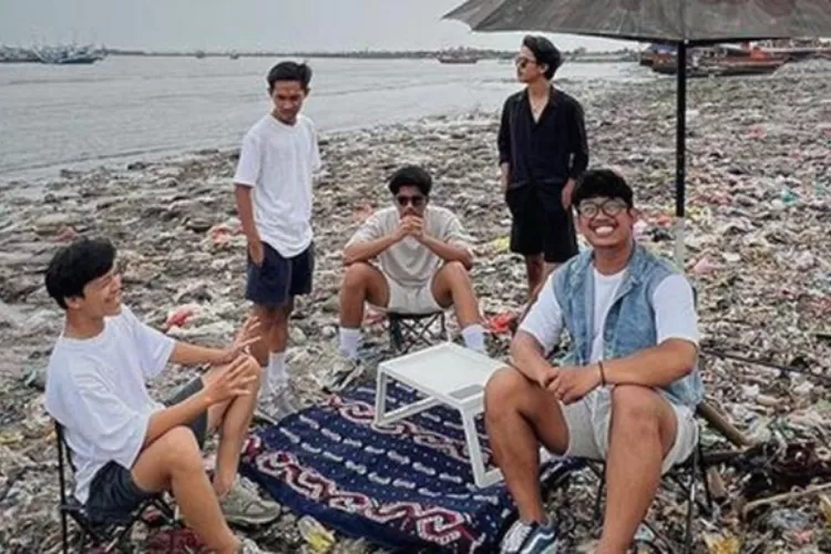 Viral Pandawara Group Dan Warga Bersihkan Sampah Pantai Terkotor Di ...