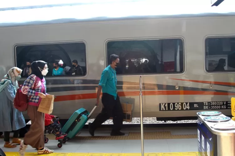 (Ilustrasi) Penumpang memasuki kereta api - Foto: Henry Lukmanul Hakim 