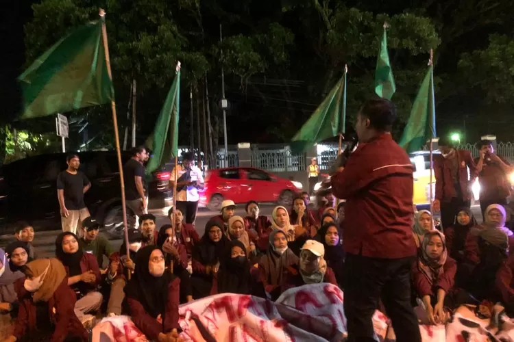 Puluhan mahasiswa yang tergabung di IMM Sumatera Barat menggelar aksi di depan Mapolda Sumbar
