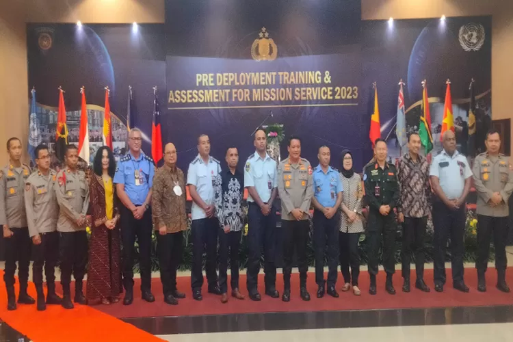 Polisi dari berbagai negara berfoto bersama Kadiv Hubunter Irjen Krishna Murti pada pembukaan Pre-Assessment For Mission Service (AMS) Of Individual Police Officer Polri (IPO) di Hotel Grand Horizon Serpong Tangerang  (Sadono )