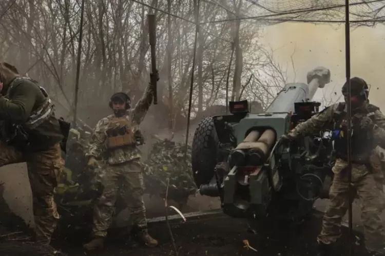 Pasukan Ukraina sedang meluncurkan misil dari sebuah meriam