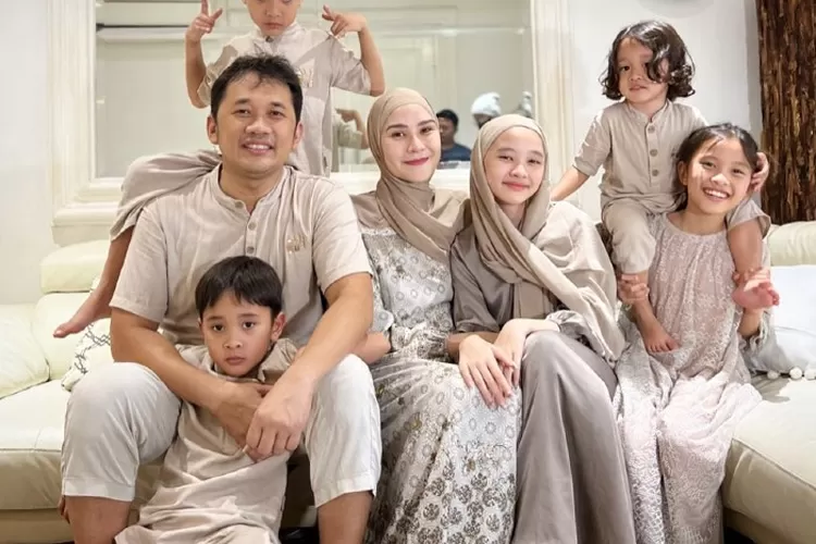 Potret keluarga Zaskia Adya Mecca pada laman instagramnya ( instagram @zaskiaadyamecca)