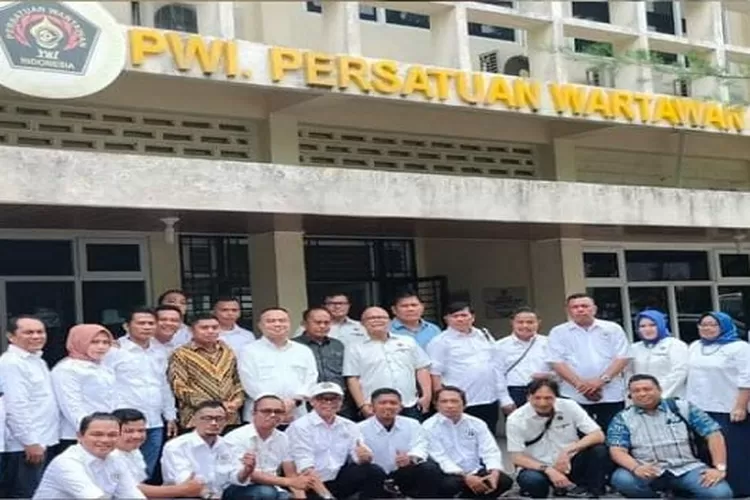 Anggota PWI Labuhanbatu dan Pengurus PWI Sumut usai mengikuti penguatan dan pemantapan kapasitas anggota Persatuan Wartawan Indonesia Kabupaten Labuhanbatu di Gedung PWI Sumut Parada Harahap Medan (Realitasonline.id/RS)