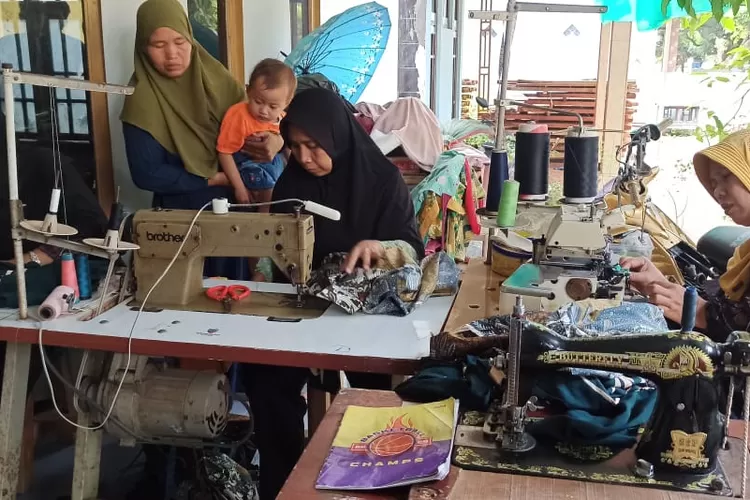 Sejumlah Anggota KUB Sumur Sejahtera melakukan aktivitas menjahit. (Muslihun)