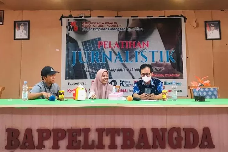 Pranata Humas Diskominfo Lutra Beri Tips Wawancara kepada Peserta Pelatihan Jurnalistik (Dok. Istimewa)