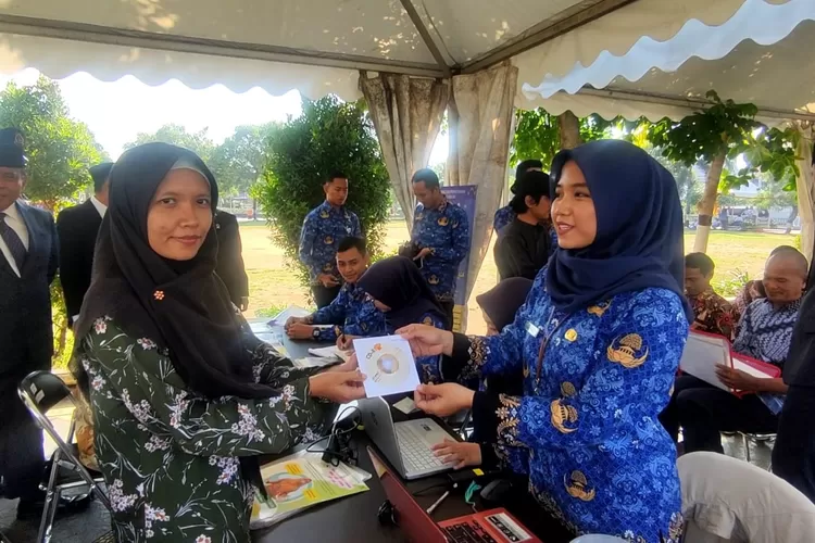 Pelayanan duplikasi arsip keluarga atau Program Siaga saat upacara hari kebangkitan nasional dan peringatan hari kearsipan nasional, Senin 22 Mei 2023.  (Edi Prayitno / kontributor Kendal)