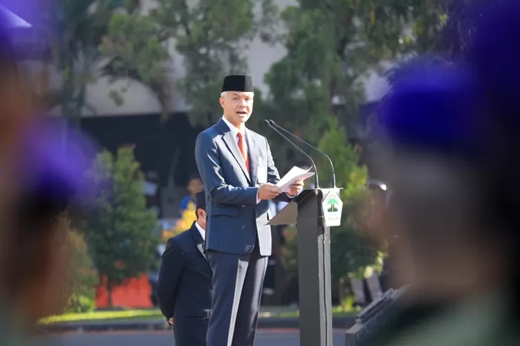 Gubernur Jawa Tengah Ganjar Pranowo saat jadi inspektur upacara dalam Harkitnas 2023.  (Humas Jateng)