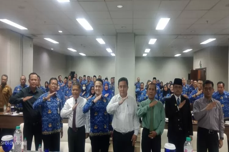 Sekda Kabupaten Bekasi Dedy Supriyadi membuka pembinaan dan evaluasi PAD tahun anggaran 2023 di hotel Sakura Cikarang Pusat  (Newsroom Diskominfosantik )