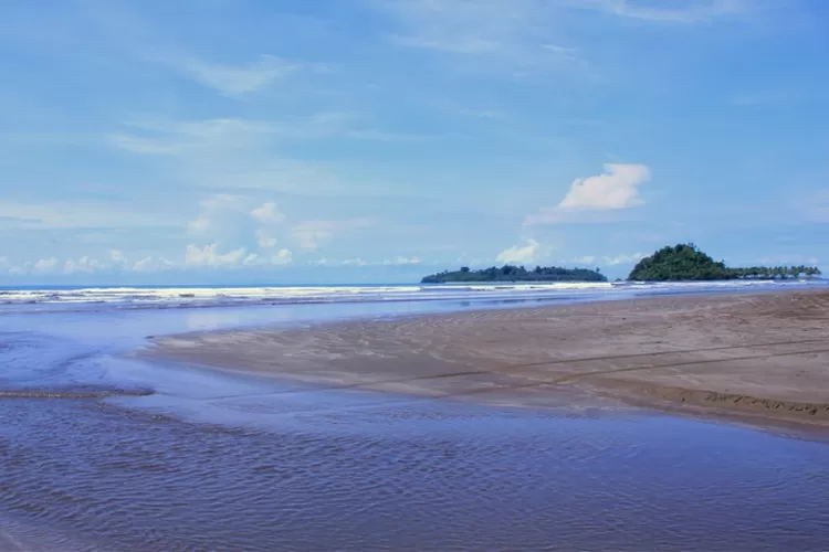 Pantai Air Manis, Wisata Bahari di Padang yang Mengingatkan Kamu pada Kisah Malin Kundang. (indonesiakaya.com)