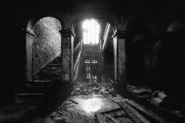 Berikut ini adalah barang yang dianggap penghalang rezeki, menurut Primbon Jawa, segera buang cepat dari rumah anda (www.pexels.com)