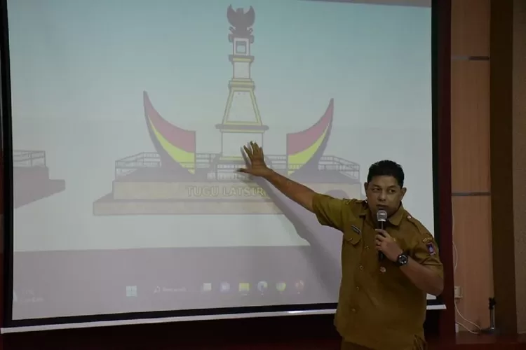 Tugu Latsitardanus dibangun di halaman depan Kantor Camat Lubuk Begalung.