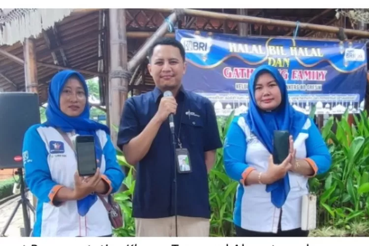 Account Representative Khusus Tamamul Abror (tengah), disela sosialisasi manfaat Program BPJS Ketenagakerjaan bagi para agen BRILink di Gresik