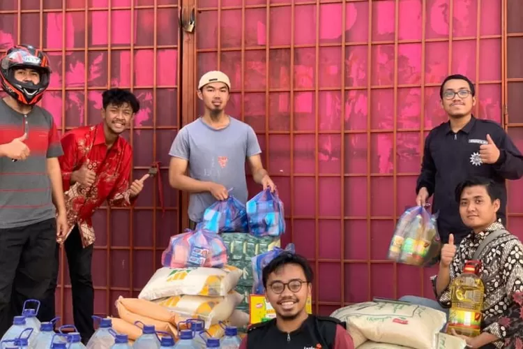 Dimas Muhammad Hanif Arkaan dengan sejumlah warga Muhammadiyah saat berada di lokasi logistik pangan. (istimewa)