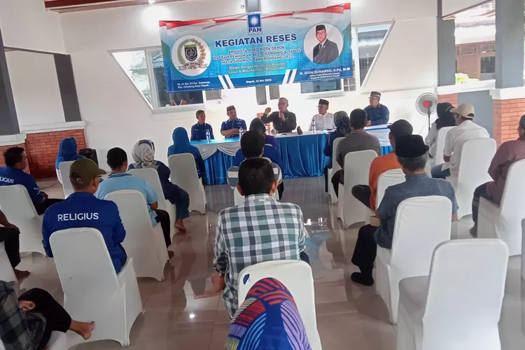 SAPAWARGA : DPRD Kota Depok dari Fraksi Partai Amanat Nasional (PAN), Igun Sumarno saat melakukan reses di kediamannya, Kelurahan Sukamaju, Kecamatan Cildong, Senin (23/5). GERARD SOEHARLY/RADAR DEPOK