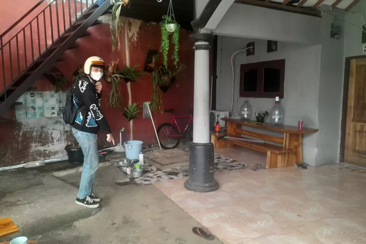 TKP : Lokasi motor matik dengan nopol B 6412 ZOB yang berhasil digondol maling, di Gang Pusara RT1/5, Kelurahan Bojongsari, Kecamatan Bojongsari, Selasa (23/5). (ALDY RAMA/RADAR DEPOK)