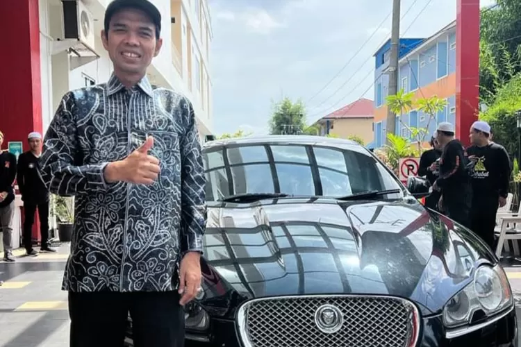 UAS berfoto bersama mobil mewah Jaguar