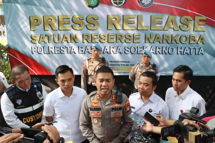 Wakapolresta Bandara Soetta AKBP Raden saat konferensi pers di Mapolresta terkait pengungkapan narkoba. (istimewa )