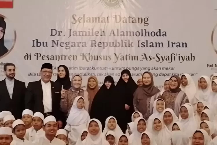 Ibu Negara Republik islam Iran, Jamile Alamolhoda ( kesembilan dari kiri) foto bersama jajaran pimpinan, pengajar dan santri  Pesantren Yatim As Syafiiyah  Jatiwaringin, Pondok Gede, Bekasi, Selasa (23/5%2023).
