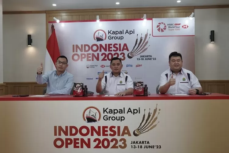 Christeven Mergonoto, Chief Marketing Officer (CMO) of Kapal Api Group; Fadil Imran Sekjen PP PBSI; dan Armand Darmadji, ketua panitia penyelenggara.  &nbsp;