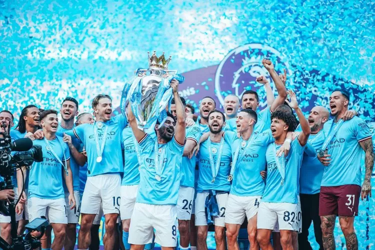 Potret tim sepak bola Manchester City saat menerima trofi kemenangan liga premier (Instagram @mancity)