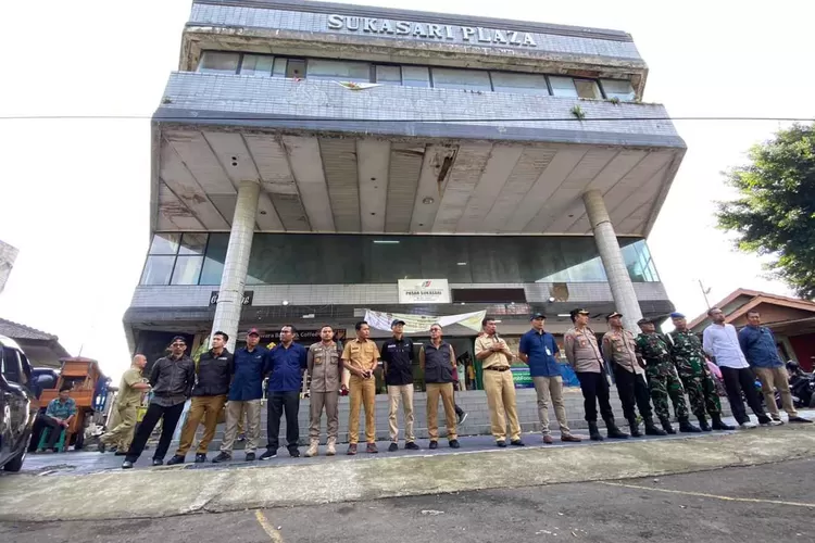 Kegiatan penertiban 13 ruko di kawasan Pasar Sukasari, Jalan Suryakencana, Kota Bogor, yang akan digunakan sebagai TPS, Senin (22/5/2023).