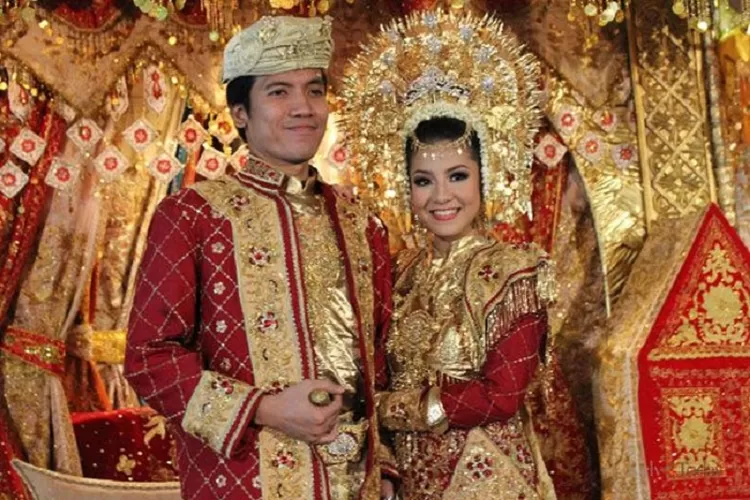 Pernikahan Desta dan Natasha Rizky gunakan adat Padang
