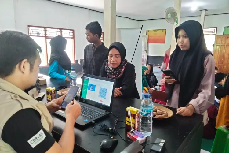 Pemerintah Kabupaten Purwakarta gencarkan program jemput bola ke pelosok desa demi tingkatkan layanan kependududukan. (Diskominfo Purwakarta)
