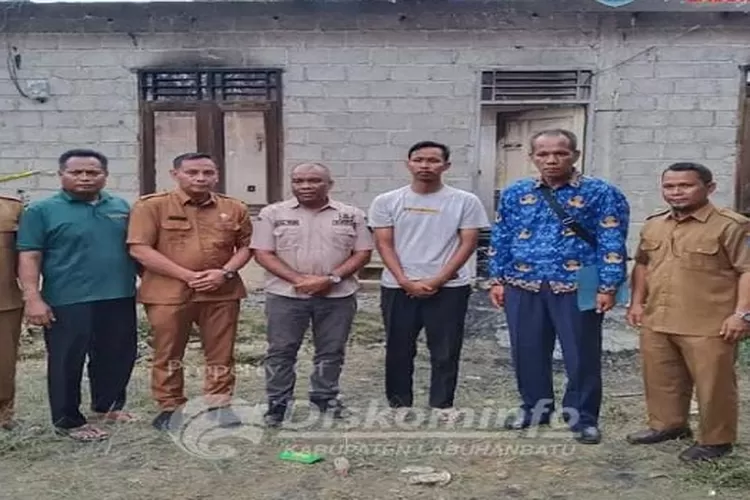 Plt Kadis Sosial Labuhanbatu Syahrizal Hasibuan saat meninjau lokasi kebakaran di Dusun IV Sidorukun (Realitasonline.id/RS-Diskominfo)