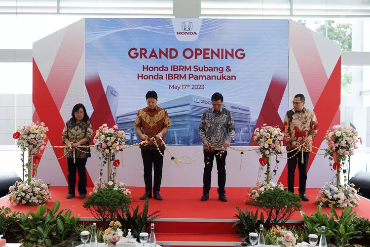 Dari sebelah kiri - kanan :  Ibu Benawati abas - senior vice president of PT honda prospect motor, Mr. Kotaro shimizu - president director of PT honda prospect motor Mr. Adi Dharma Harjadi -  Director of PT. Istana Bandung Raya Motor, Mr. Ang Kok Bin -  President Director of PT. Istana Bandung Raya  (Dok. HBC)